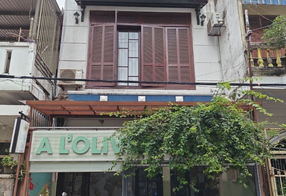 The A L'Olivier Hostel building exterior on Tô Hiến Thành, Da Nang